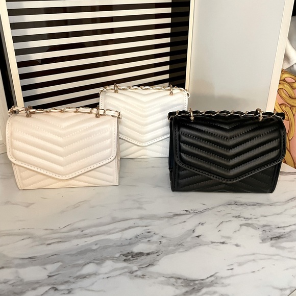 Handbags - Quilted Chevron Chain Shoulder Bag - Black & White